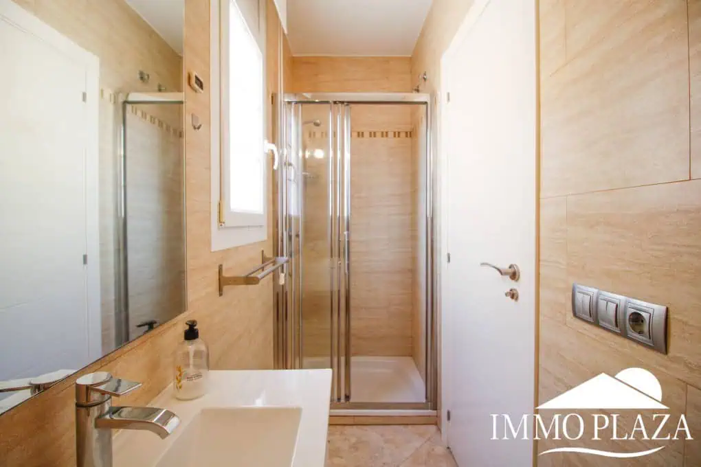 Preciosa villa moderna (2009), canal ancho, orientación sur, 4 dormitorios, 3 baños, amarre de 12,5 m, piscina, garaje.