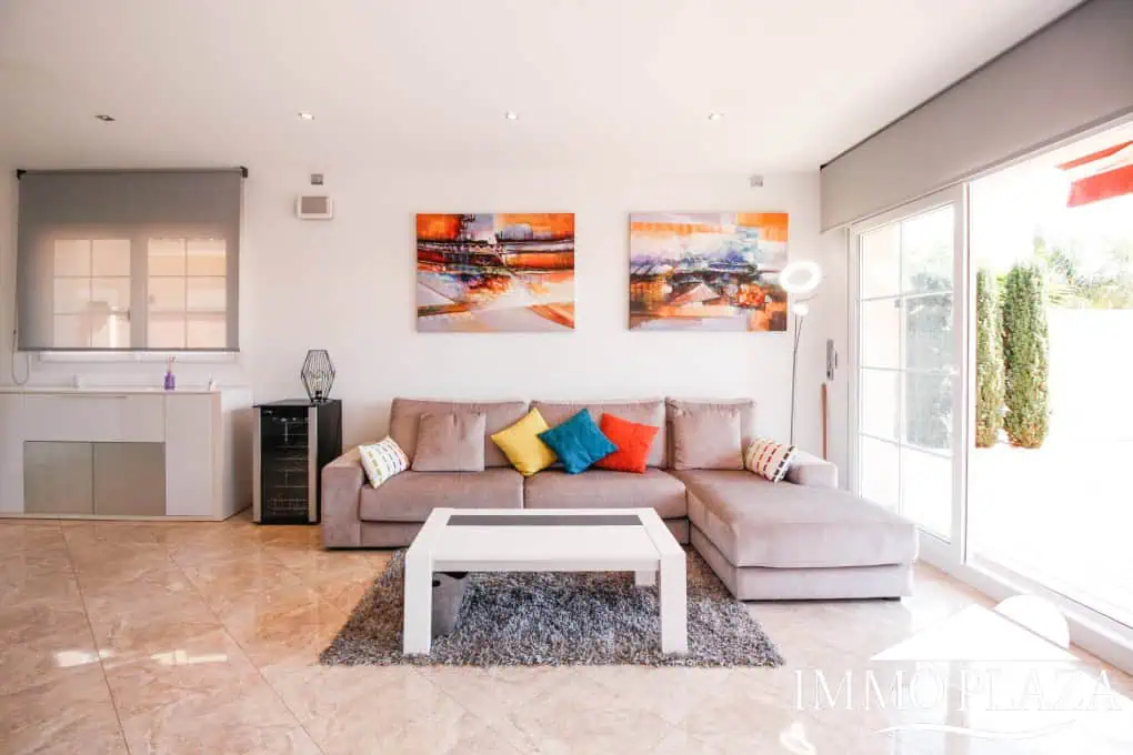 Preciosa villa moderna (2009), canal ancho, orientación sur, 4 dormitorios, 3 baños, amarre de 12,5 m, piscina, garaje.
