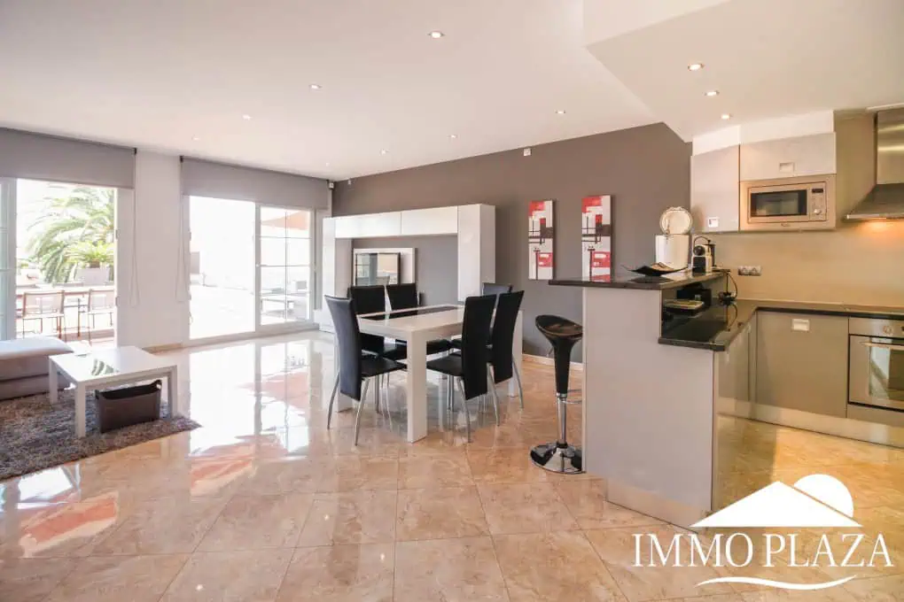 Preciosa villa moderna (2009), canal ancho, orientación sur, 4 dormitorios, 3 baños, amarre de 12,5 m, piscina, garaje.