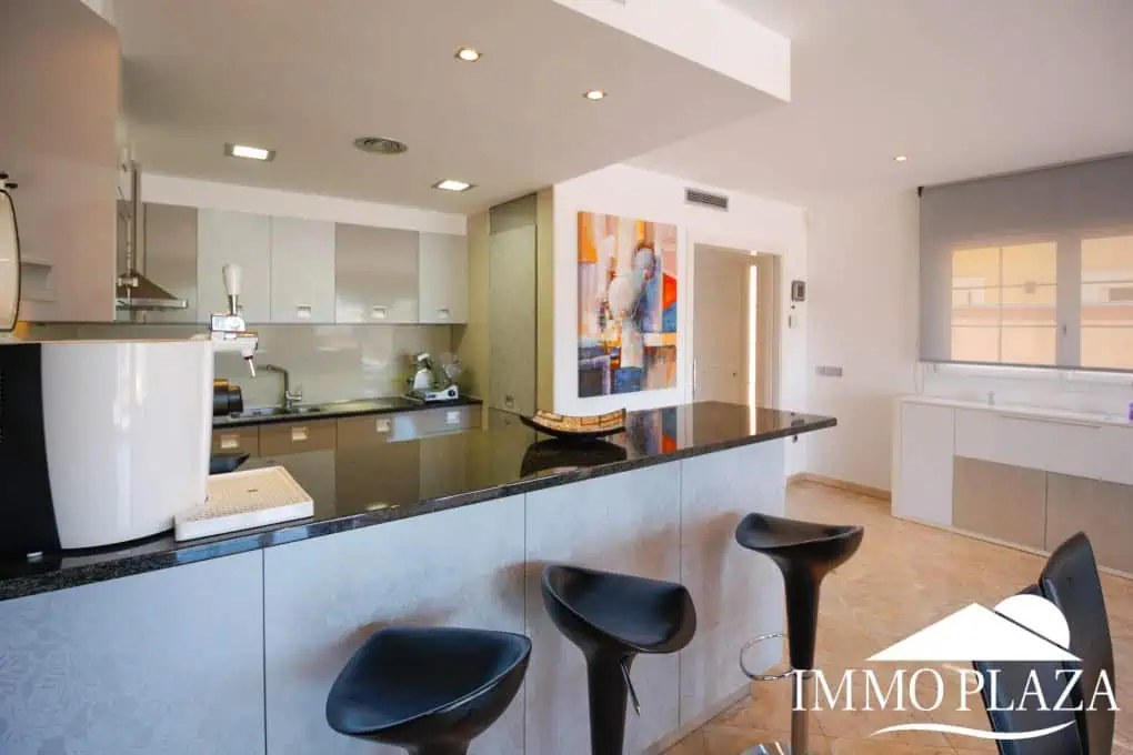 Preciosa villa moderna (2009), canal ancho, orientación sur, 4 dormitorios, 3 baños, amarre de 12,5 m, piscina, garaje.