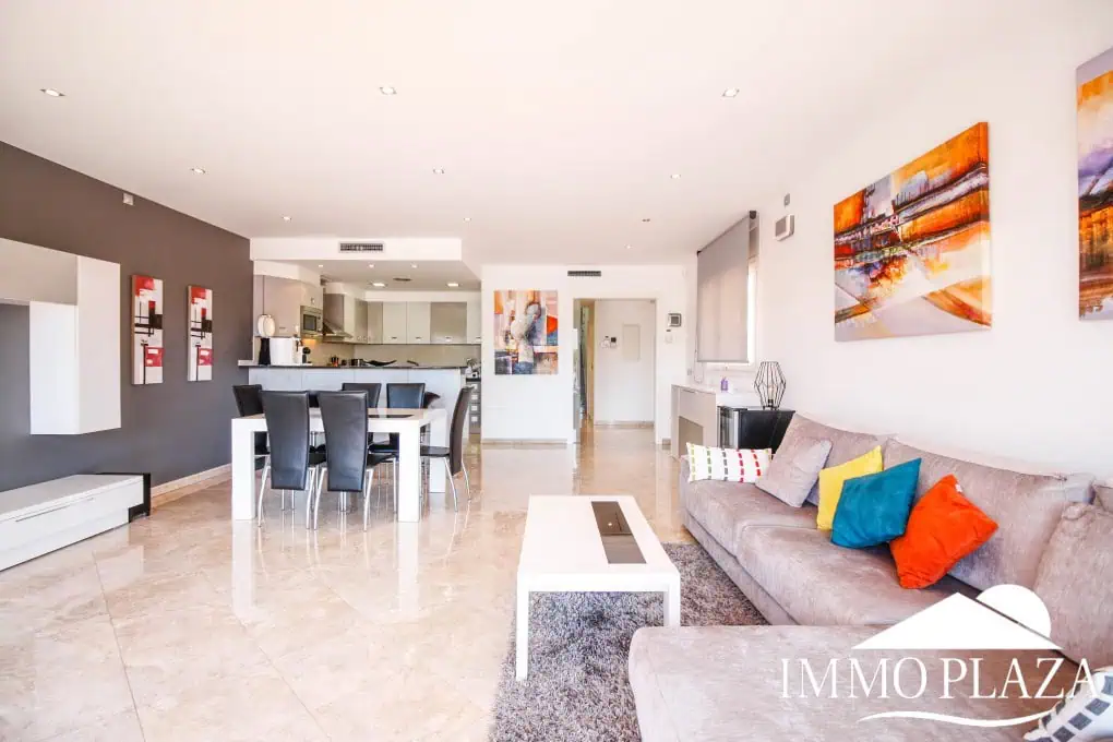 Preciosa villa moderna (2009), canal ancho, orientación sur, 4 dormitorios, 3 baños, amarre de 12,5 m, piscina, garaje.