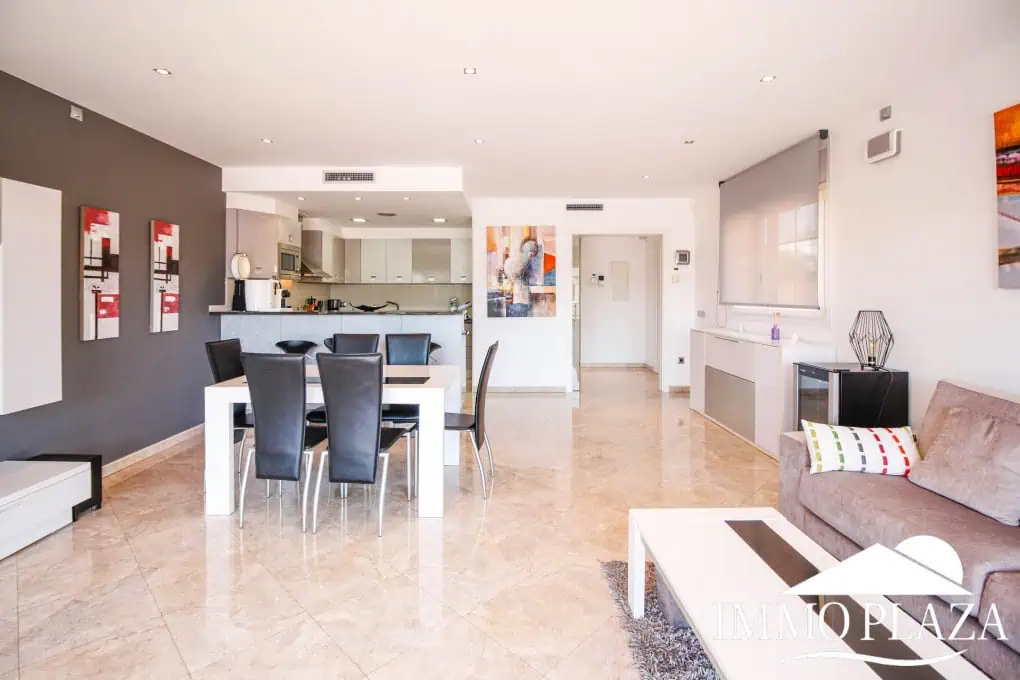 Preciosa villa moderna (2009), canal ancho, orientación sur, 4 dormitorios, 3 baños, amarre de 12,5 m, piscina, garaje.