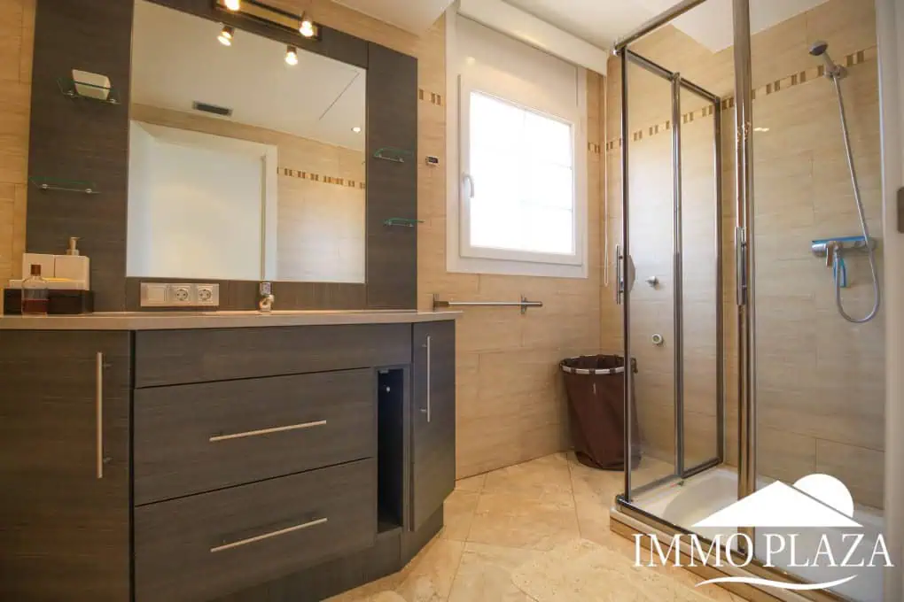 Preciosa villa moderna (2009), canal ancho, orientación sur, 4 dormitorios, 3 baños, amarre de 12,5 m, piscina, garaje.