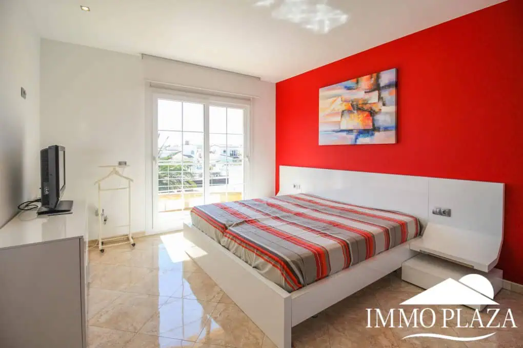 Preciosa villa moderna (2009), canal ancho, orientación sur, 4 dormitorios, 3 baños, amarre de 12,5 m, piscina, garaje.