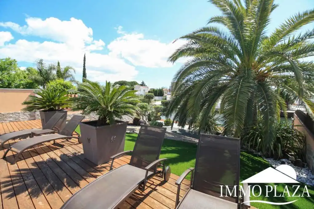 Preciosa villa moderna (2009), canal ancho, orientación sur, 4 dormitorios, 3 baños, amarre de 12,5 m, piscina, garaje.