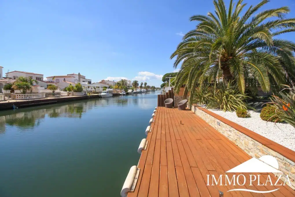 Preciosa villa moderna (2009), canal ancho, orientación sur, 4 dormitorios, 3 baños, amarre de 12,5 m, piscina, garaje.