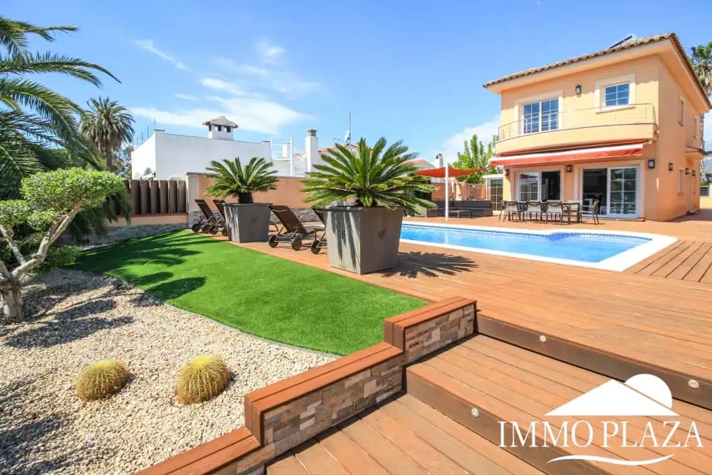 Preciosa villa moderna (2009), canal ancho, orientación sur, 4 dormitorios, 3 baños, amarre de 12,5 m, piscina, garaje.