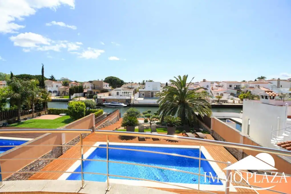 Preciosa villa moderna (2009), canal ancho, orientación sur, 4 dormitorios, 3 baños, amarre de 12,5 m, piscina, garaje.