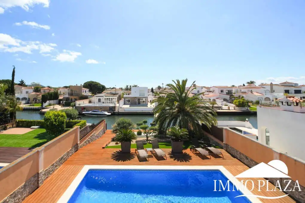 Preciosa villa moderna (2009), canal ancho, orientación sur, 4 dormitorios, 3 baños, amarre de 12,5 m, piscina, garaje.