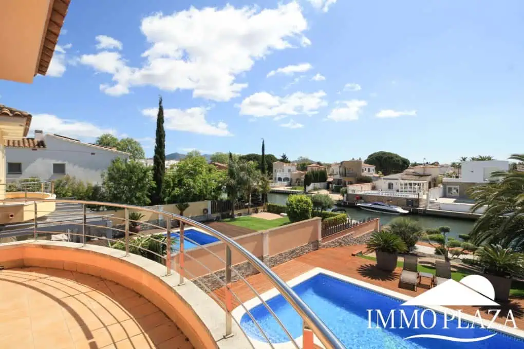 Preciosa villa moderna (2009), canal ancho, orientación sur, 4 dormitorios, 3 baños, amarre de 12,5 m, piscina, garaje.