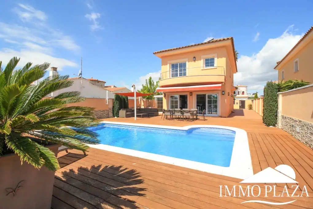 Preciosa villa moderna (2009), canal ancho, orientación sur, 4 dormitorios, 3 baños, amarre de 12,5 m, piscina, garaje.