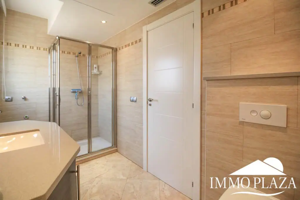 Preciosa villa moderna (2009), canal ancho, orientación sur, 4 dormitorios, 3 baños, amarre de 12,5 m, piscina, garaje.