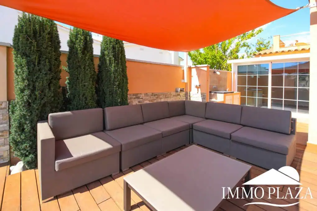 Preciosa villa moderna (2009), canal ancho, orientación sur, 4 dormitorios, 3 baños, amarre de 12,5 m, piscina, garaje.
