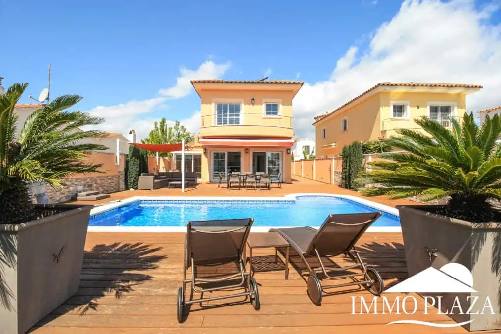 Preciosa villa moderna (2009), canal ancho, orientación sur, 4 dormitorios, 3 baños, amarre de 12,5 m, piscina, garaje.