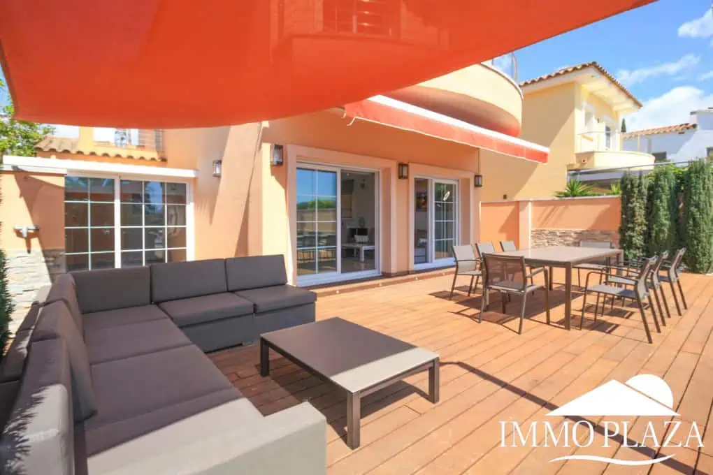 Preciosa villa moderna (2009), canal ancho, orientación sur, 4 dormitorios, 3 baños, amarre de 12,5 m, piscina, garaje.