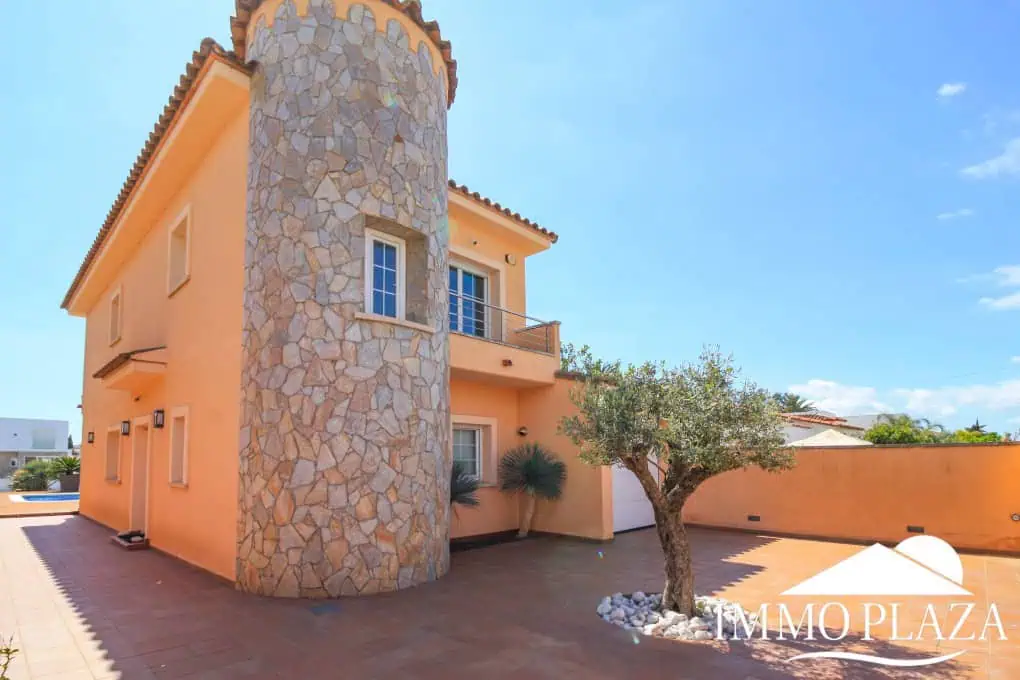 Preciosa villa moderna (2009), canal ancho, orientación sur, 4 dormitorios, 3 baños, amarre de 12,5 m, piscina, garaje.
