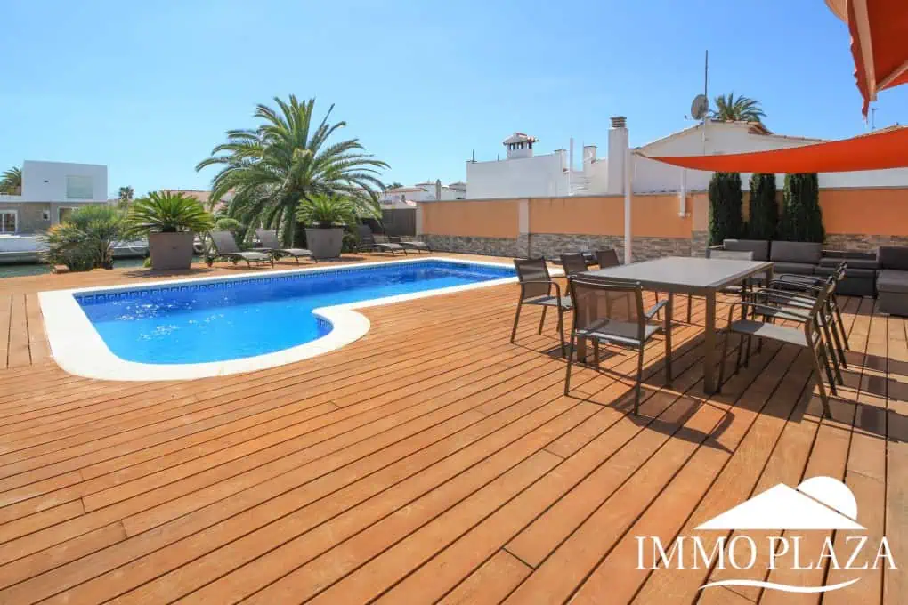 Preciosa villa moderna (2009), canal ancho, orientación sur, 4 dormitorios, 3 baños, amarre de 12,5 m, piscina, garaje.