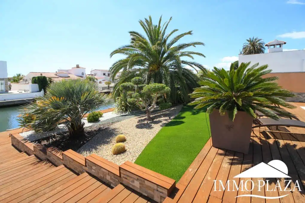 Preciosa villa moderna (2009), canal ancho, orientación sur, 4 dormitorios, 3 baños, amarre de 12,5 m, piscina, garaje.