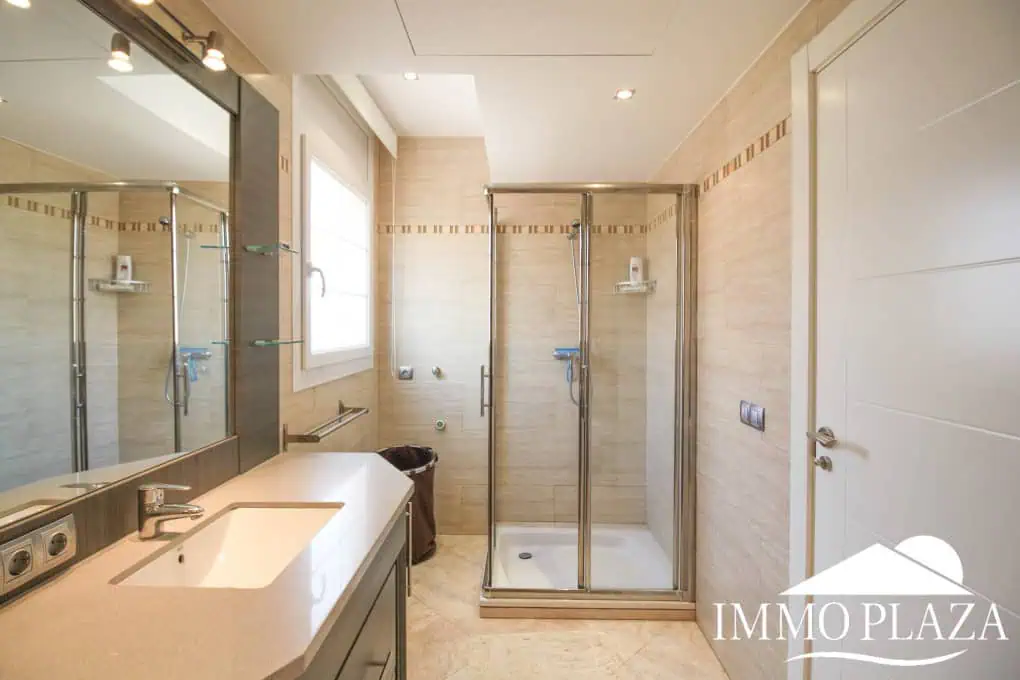 Preciosa villa moderna (2009), canal ancho, orientación sur, 4 dormitorios, 3 baños, amarre de 12,5 m, piscina, garaje.