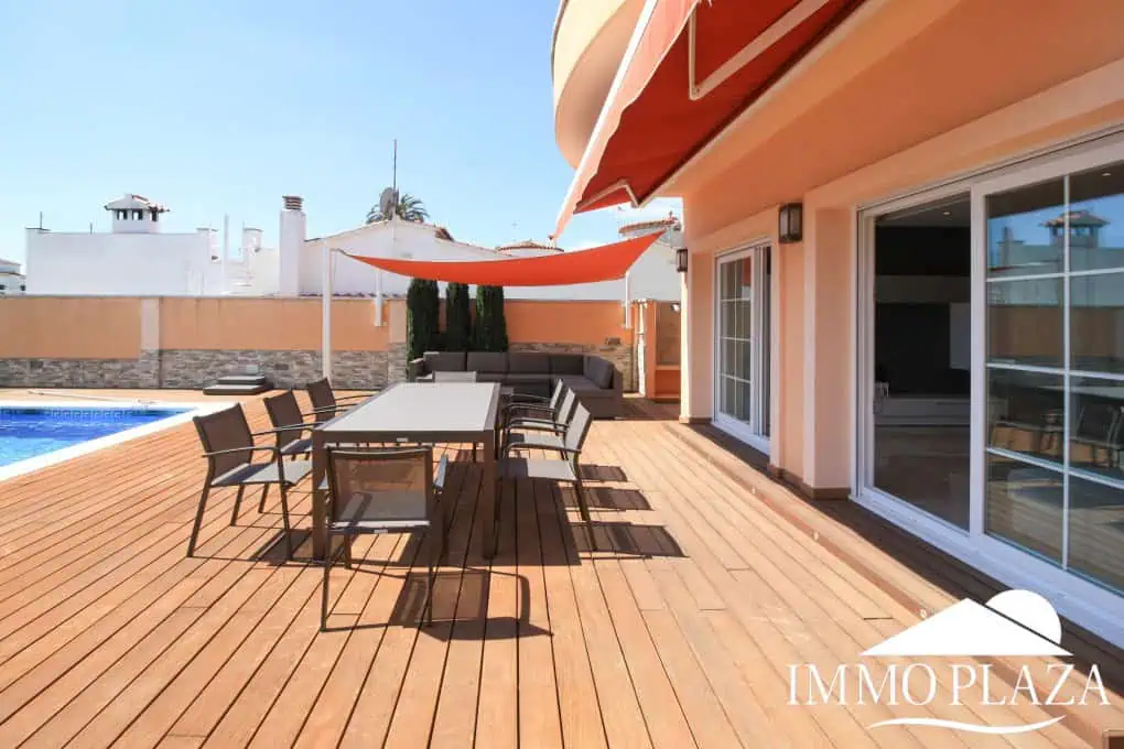 Preciosa villa moderna (2009), canal ancho, orientación sur, 4 dormitorios, 3 baños, amarre de 12,5 m, piscina, garaje.