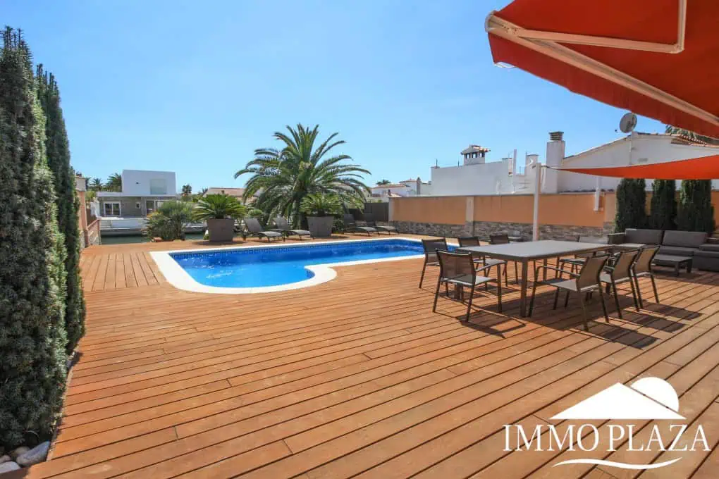 Preciosa villa moderna (2009), canal ancho, orientación sur, 4 dormitorios, 3 baños, amarre de 12,5 m, piscina, garaje.
