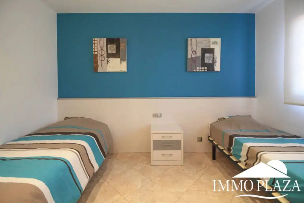 Preciosa villa moderna (2009), canal ancho, orientación sur, 4 dormitorios, 3 baños, amarre de 12,5 m, piscina, garaje.