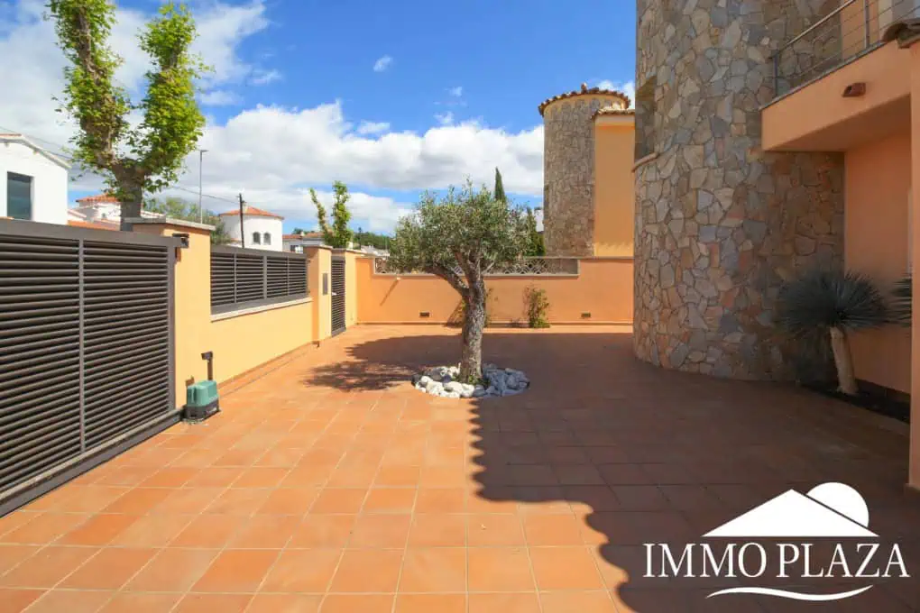 Preciosa villa moderna (2009), canal ancho, orientación sur, 4 dormitorios, 3 baños, amarre de 12,5 m, piscina, garaje.