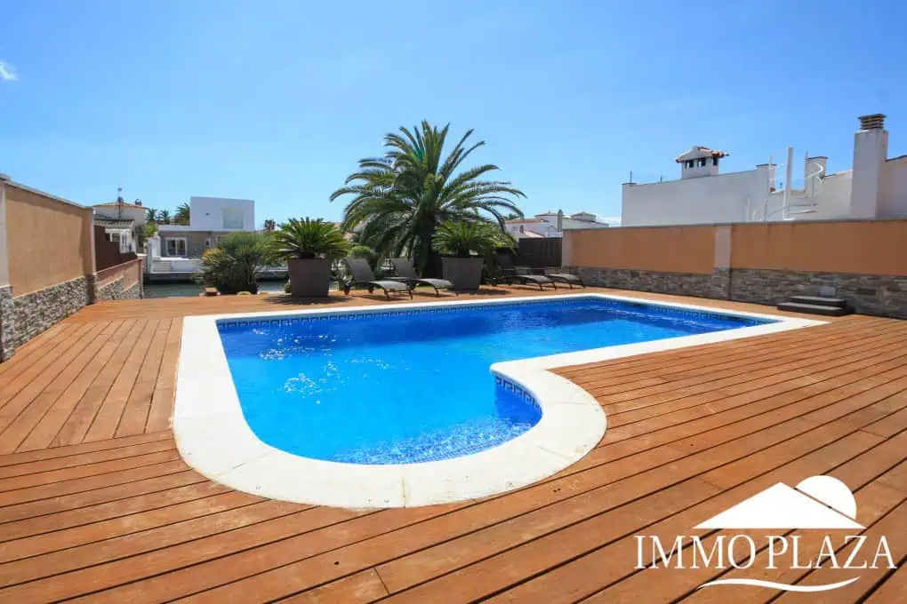 Preciosa villa moderna (2009), canal ancho, orientación sur, 4 dormitorios, 3 baños, amarre de 12,5 m, piscina, garaje.