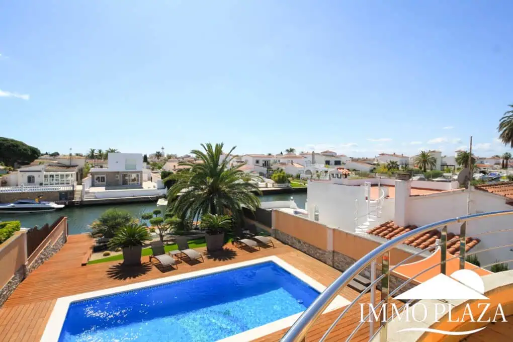 Preciosa villa moderna (2009), canal ancho, orientación sur, 4 dormitorios, 3 baños, amarre de 12,5 m, piscina, garaje.