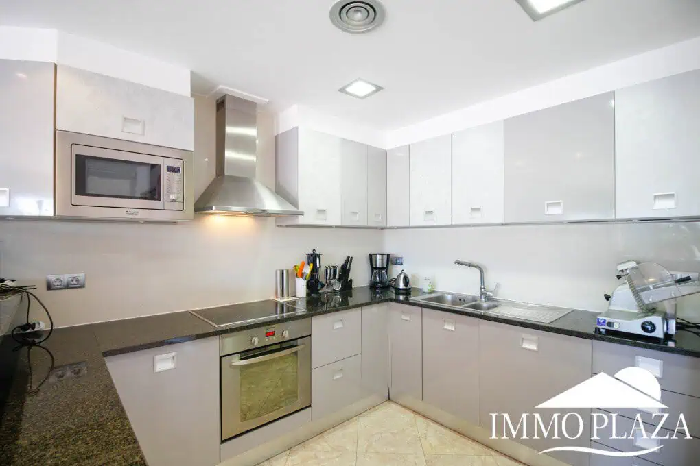 Preciosa villa moderna (2009), canal ancho, orientación sur, 4 dormitorios, 3 baños, amarre de 12,5 m, piscina, garaje.