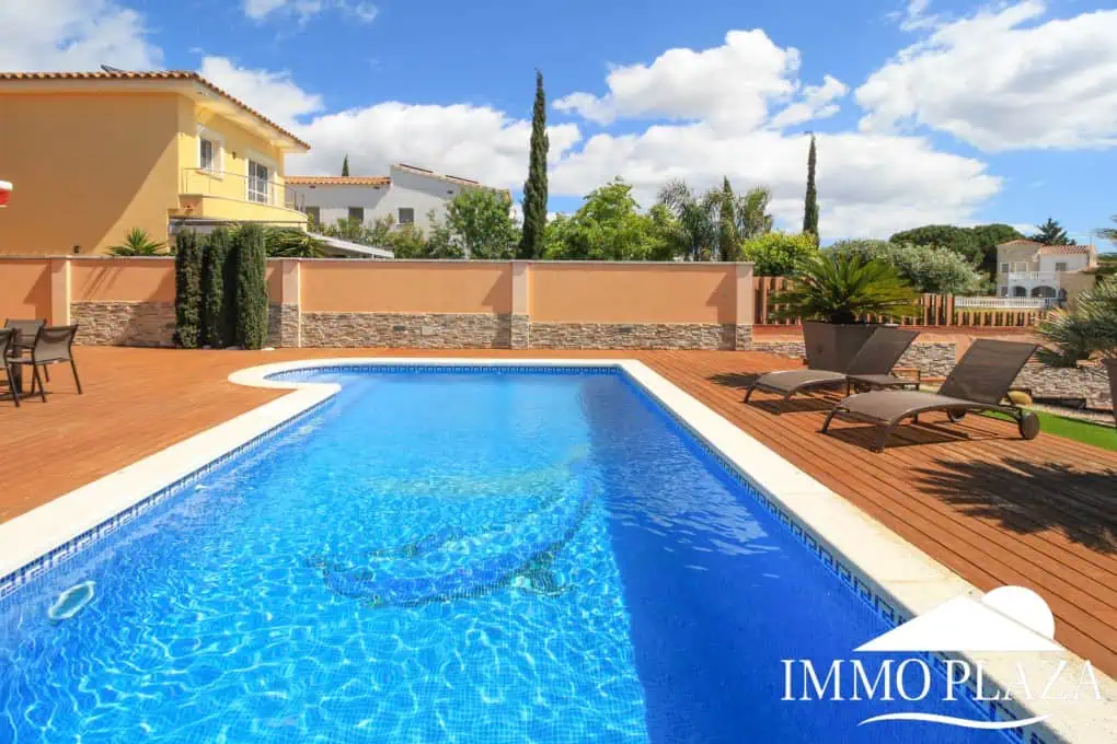 Preciosa villa moderna (2009), canal ancho, orientación sur, 4 dormitorios, 3 baños, amarre de 12,5 m, piscina, garaje.