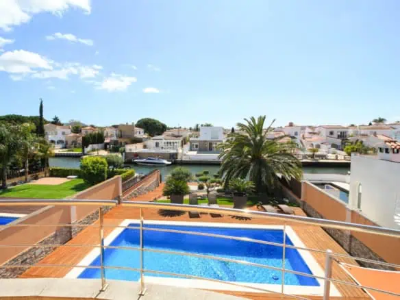 Beautiful modern villa (2009), wide canal, south-facing, 4 bedrooms, 3 bathrooms, 12.5m mooring, pool, garage!