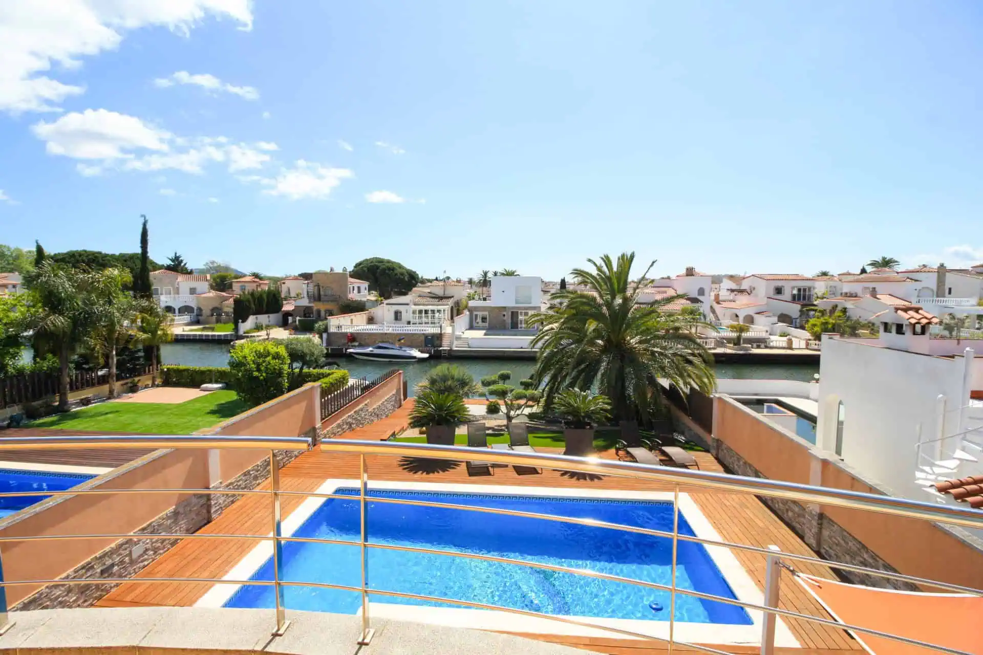 03022026121910_660 Preciosa vila moderna (2009, canal ample, orientada al sud, 4 dormitoris, 3 banys, amarratge de 12,5 m, piscina, garatge!
