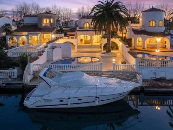 Villa with tower + apartment, wide canal; 4 beds, 3 baths, garage, pool + Tourist license!