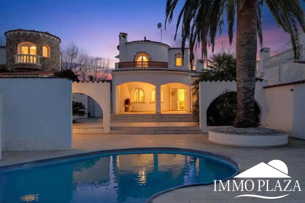 Villa with tower + apartment, wide canal; 4 beds, 3 baths, garage, pool + Tourist license!
