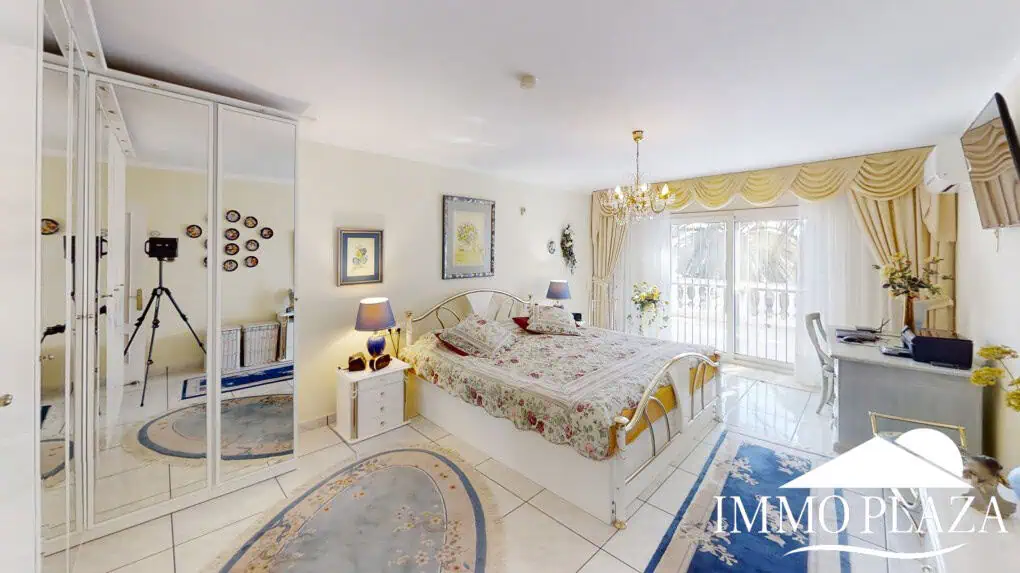 Prachtige brede grachtenvilla met ligplaats, verwarmd zwembad, garage en privéparkeerplaats – Empuriabrava