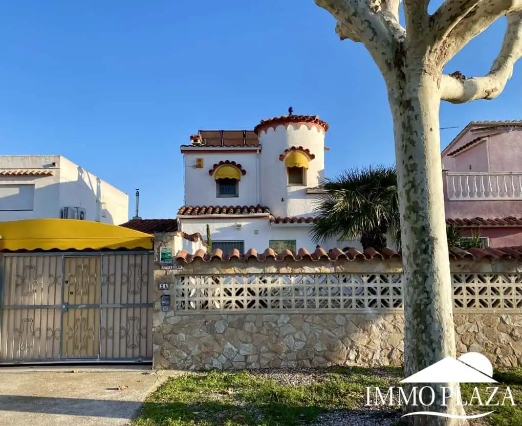06022024154742_1905_IPV129 Magnifique villa au canal large avec amarre, piscine chauffée, garage et parking privé – Empuriabrava