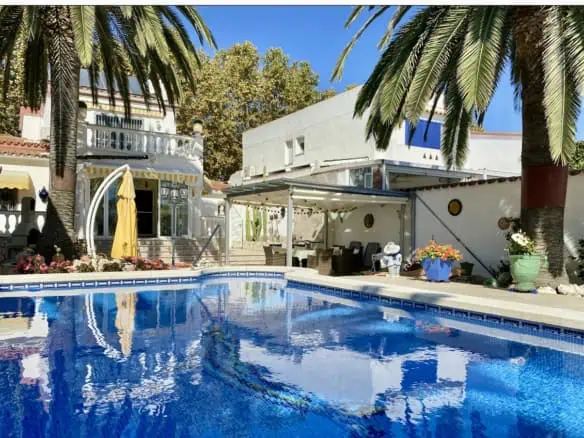 Magnificent wide canal villa with mooring, heated swimming pool, garage and private parking – Empuriabrava