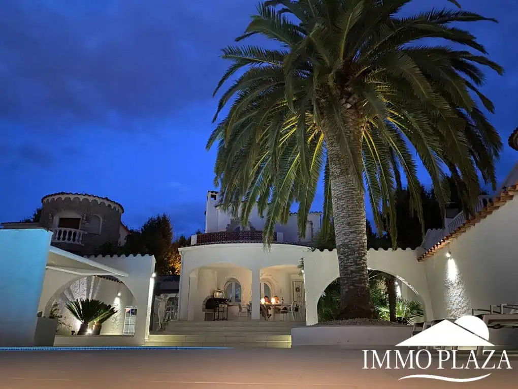 Villa with tower + apartment, wide canal; 4 beds, 3 baths, garage, pool + Tourist license!
