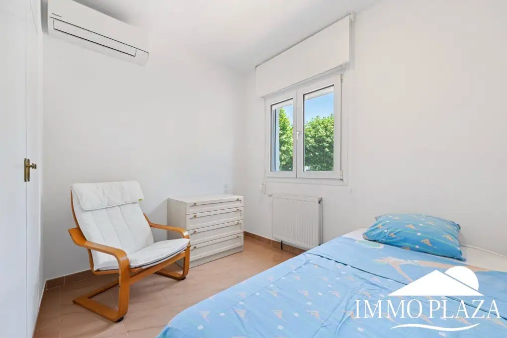 Villa with tower + apartment, wide canal; 4 beds, 3 baths, garage, pool + Tourist license!