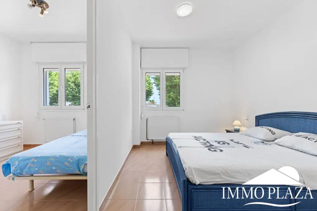 Villa with tower + apartment, wide canal; 4 beds, 3 baths, garage, pool + Tourist license!