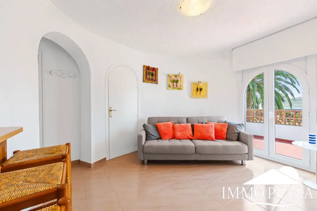 Villa with tower + apartment, wide canal; 4 beds, 3 baths, garage, pool + Tourist license!