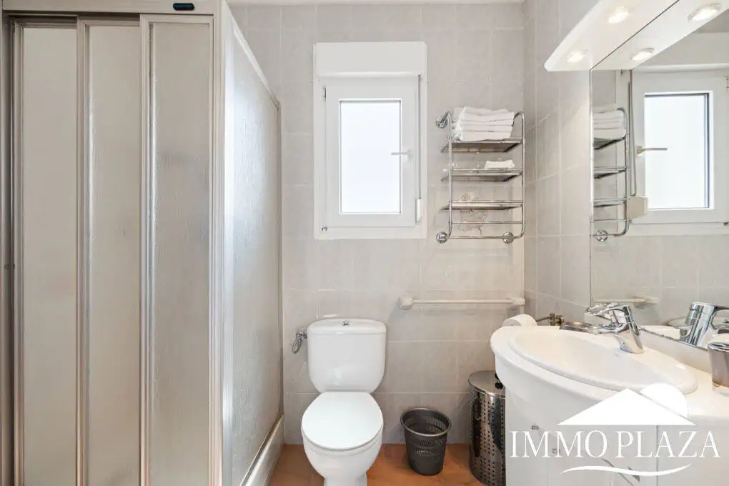 Villa with tower + apartment, wide canal; 4 beds, 3 baths, garage, pool + Tourist license!