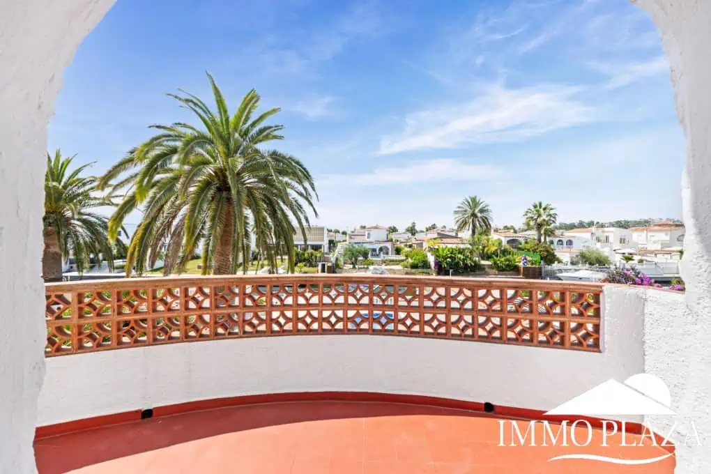 Villa with tower + apartment, wide canal; 4 beds, 3 baths, garage, pool + Tourist license!