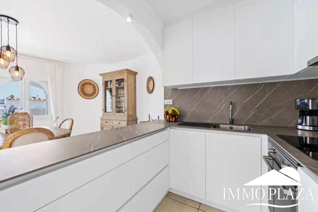 Villa with tower + apartment, wide canal; 4 beds, 3 baths, garage, pool + Tourist license!
