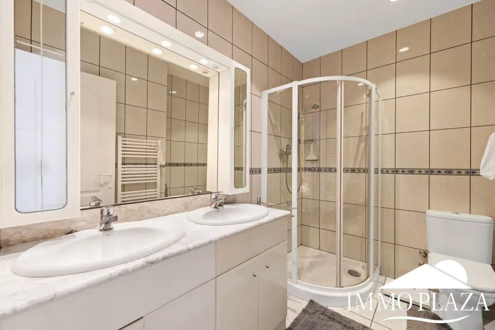 Villa with tower + apartment, wide canal; 4 beds, 3 baths, garage, pool + Tourist license!