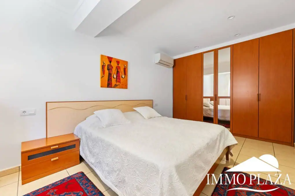 Villa with tower + apartment, wide canal; 4 beds, 3 baths, garage, pool + Tourist license!