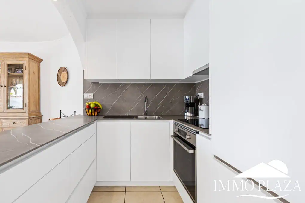 Villa with tower + apartment, wide canal; 4 beds, 3 baths, garage, pool + Tourist license!