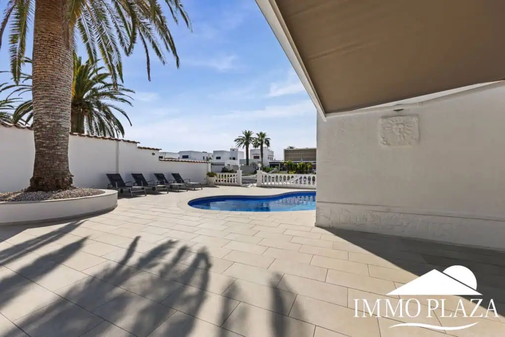 Villa with tower + apartment, wide canal; 4 beds, 3 baths, garage, pool + Tourist license!