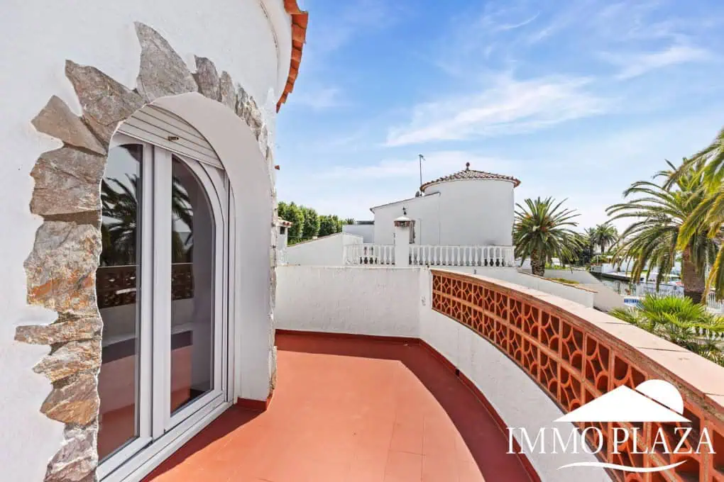 Villa with tower + apartment, wide canal; 4 beds, 3 baths, garage, pool + Tourist license!